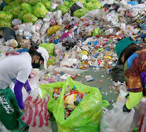 ibu-ibu memisahkan sampah plastik
