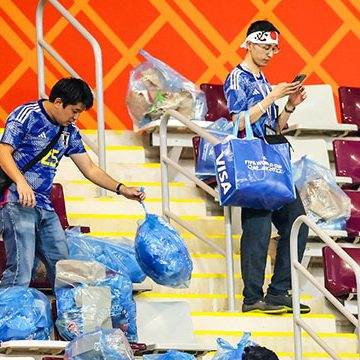 Fans Tim Jepang Dipuji di Piala Dunia Karena Membersihkan Sampah